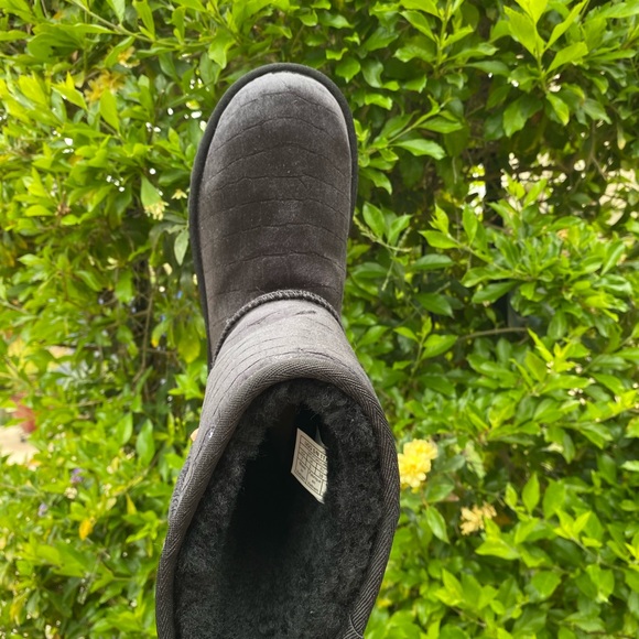 NWOB UGG CLASSIC SHORT BOOTS - Picture 5 of 10